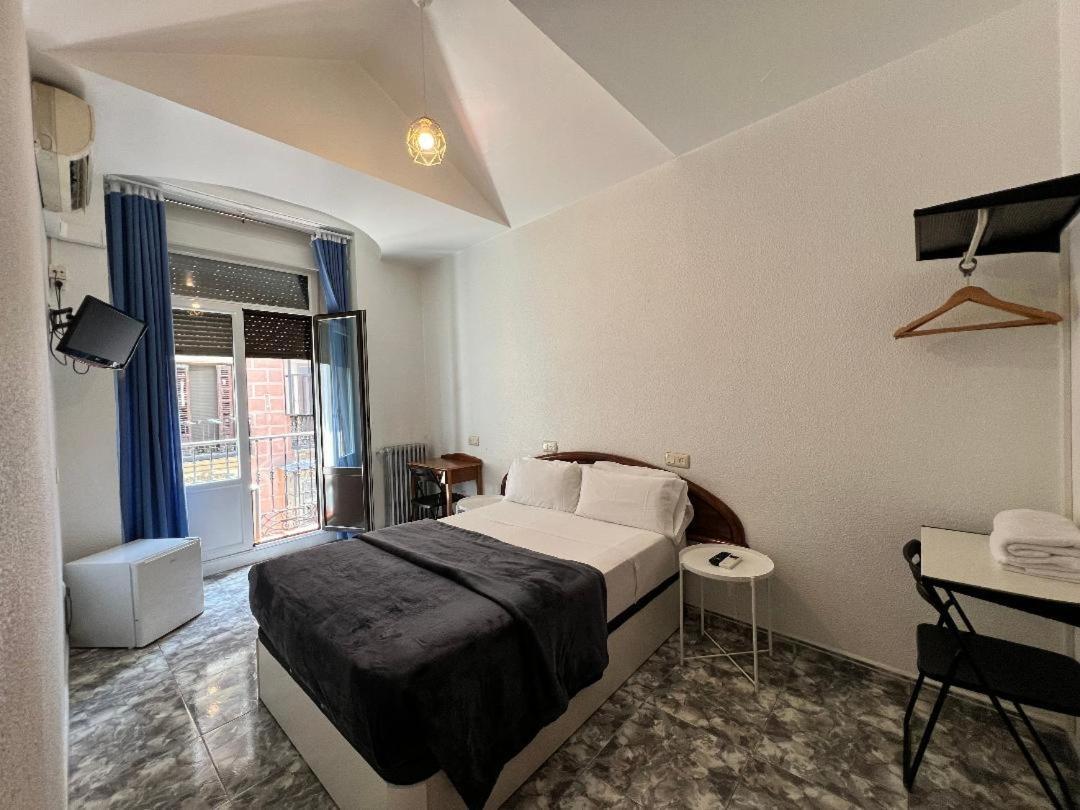 Hostal Palacios Fuencarral Мадрид Экстерьер фото