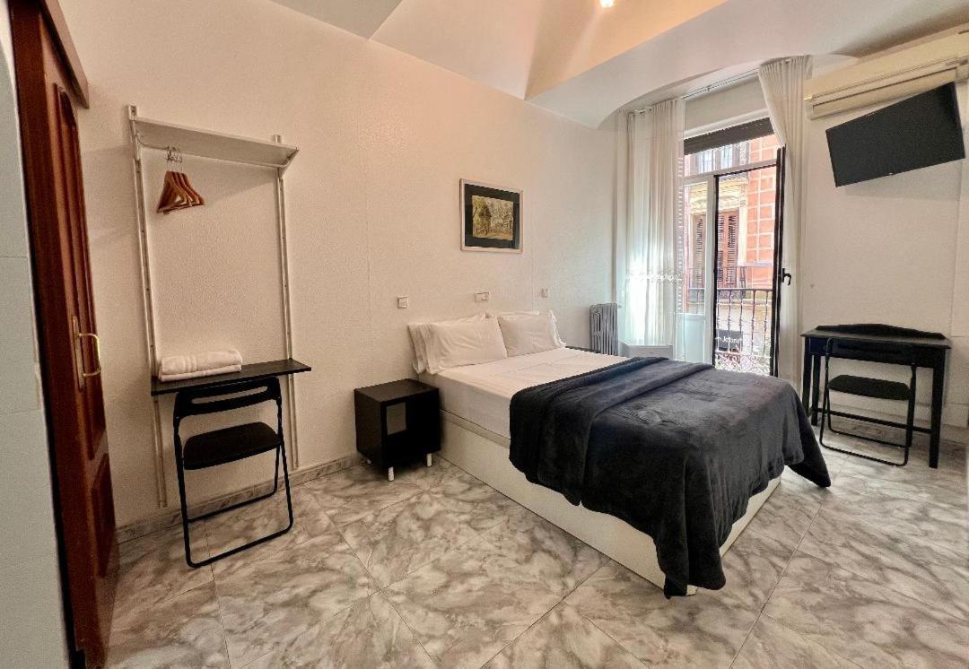 Hostal Palacios Fuencarral Мадрид Экстерьер фото