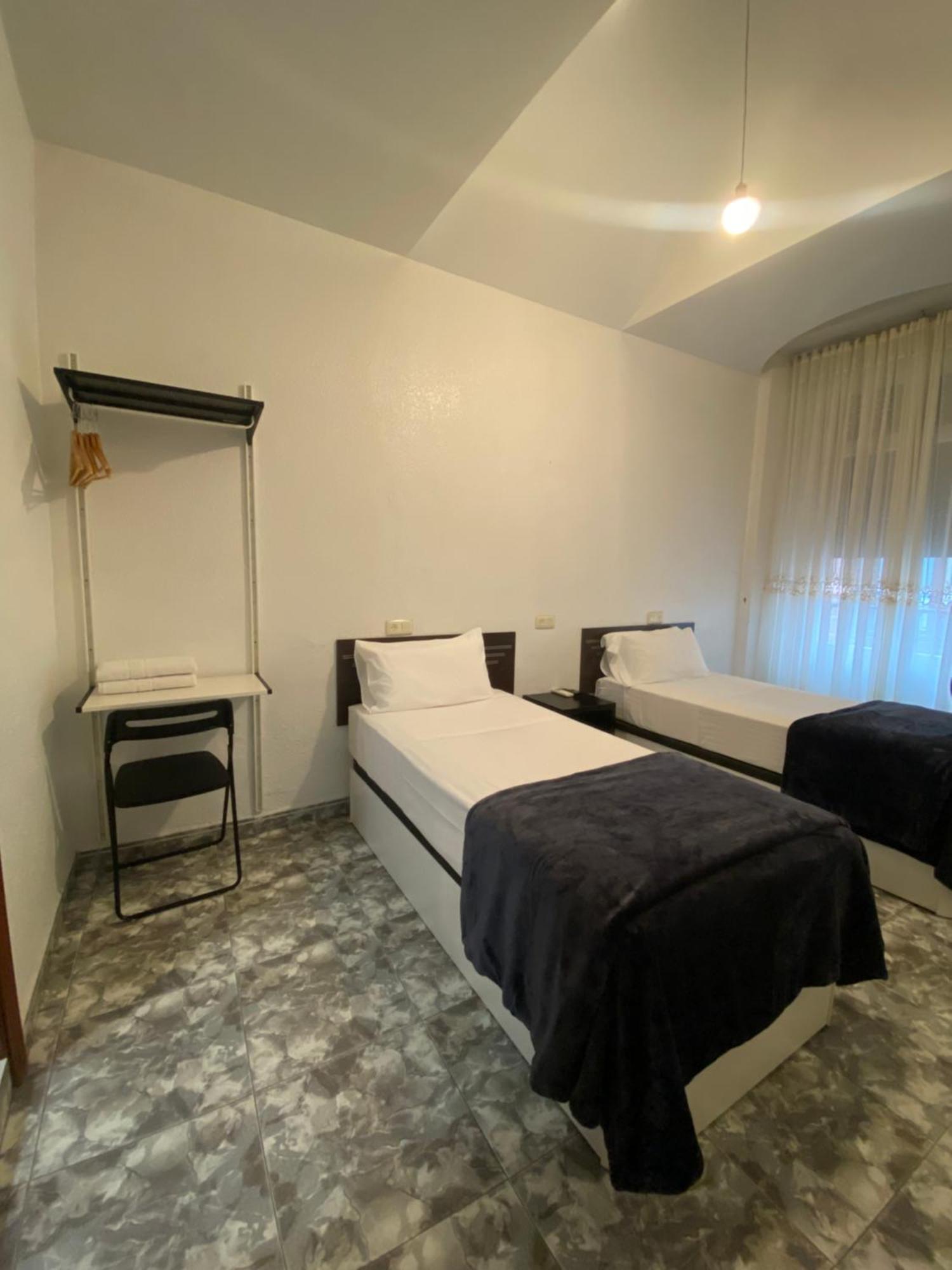 Hostal Palacios Fuencarral Мадрид Экстерьер фото
