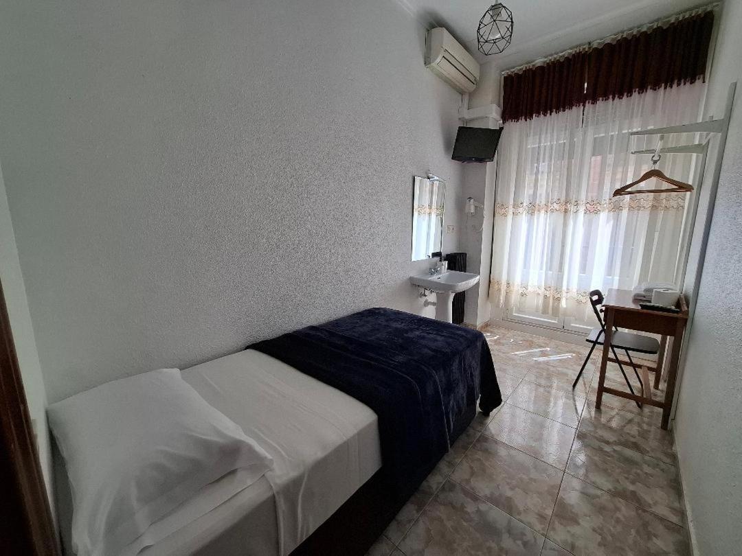 Hostal Palacios Fuencarral Мадрид Экстерьер фото