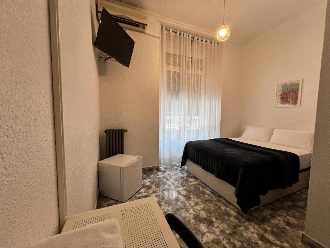 Hostal Palacios Fuencarral Мадрид Экстерьер фото