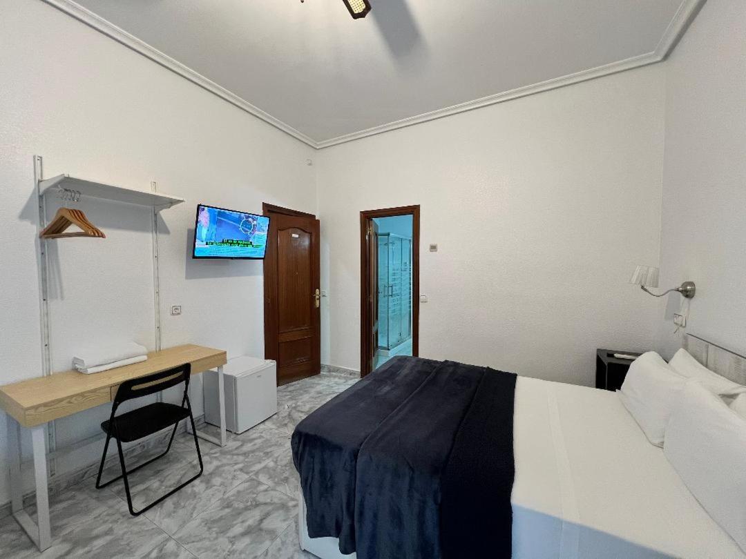 Hostal Palacios Fuencarral Мадрид Экстерьер фото