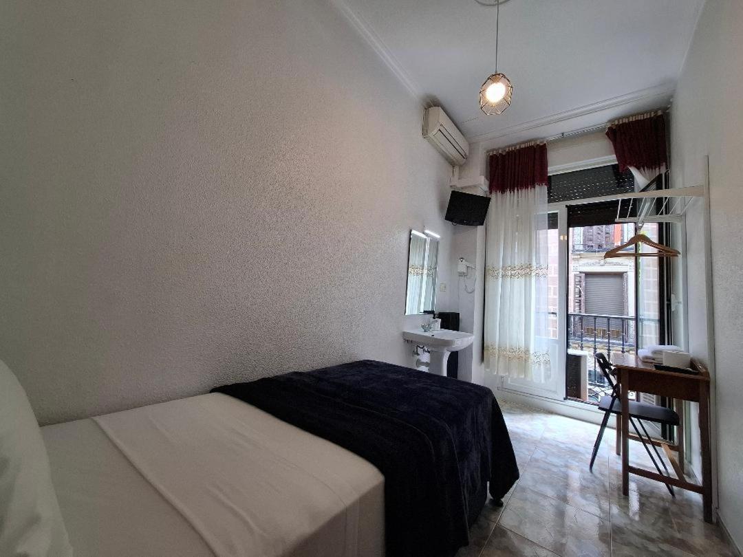 Hostal Palacios Fuencarral Мадрид Экстерьер фото