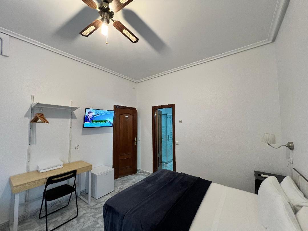 Hostal Palacios Fuencarral Мадрид Экстерьер фото