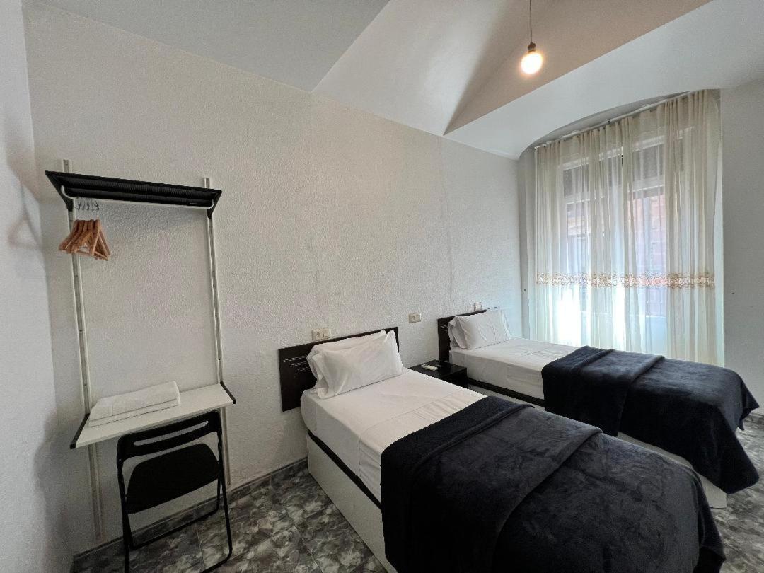 Hostal Palacios Fuencarral Мадрид Экстерьер фото