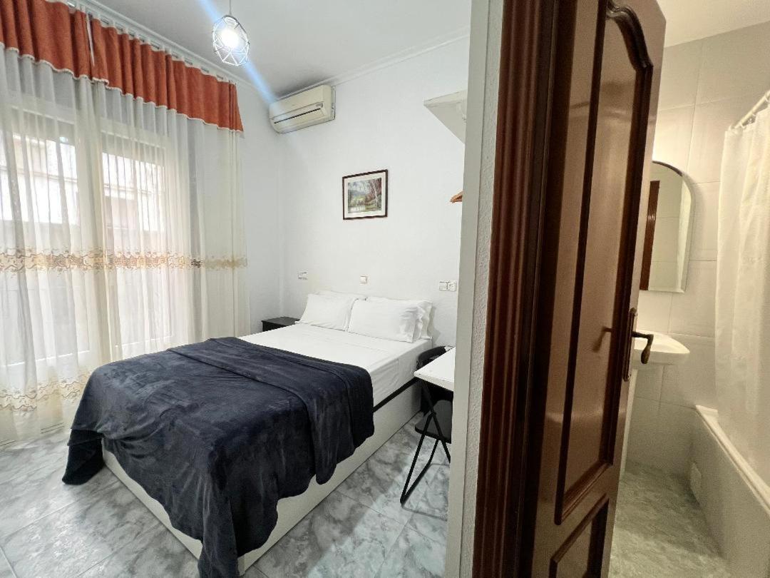Hostal Palacios Fuencarral Мадрид Экстерьер фото